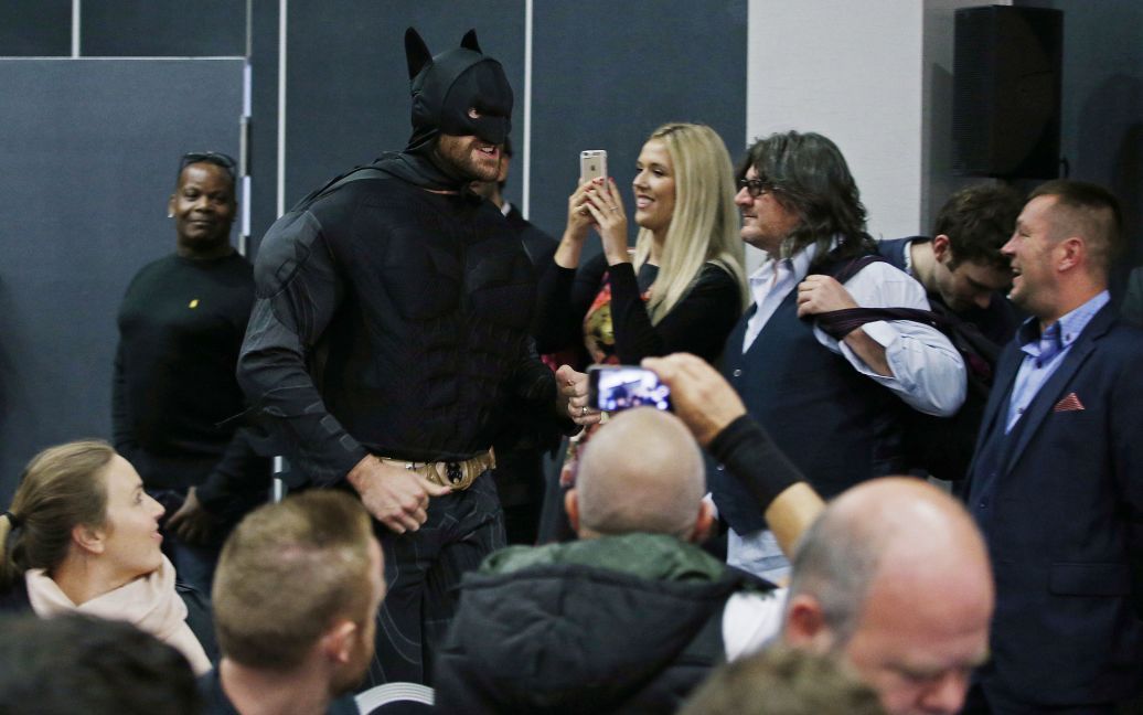 Фьюри оделся Бэтменом на пресс-конференции в Лондоне. / © Reuters
