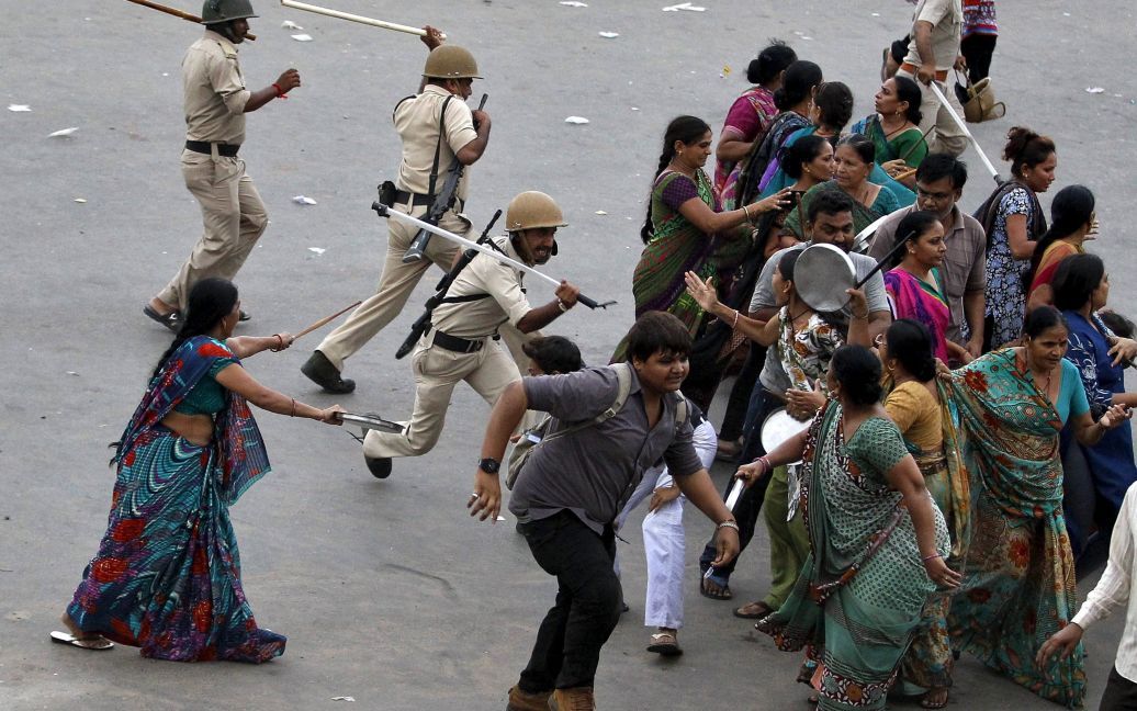 Индийские полицейские дубинками разгоняют акцию протеста в городе Ахмедабад. 19 сентября тысячи членов местной религиозной общины Патель протестовали против задержания их лидера Хардика Пателя. / © Reuters