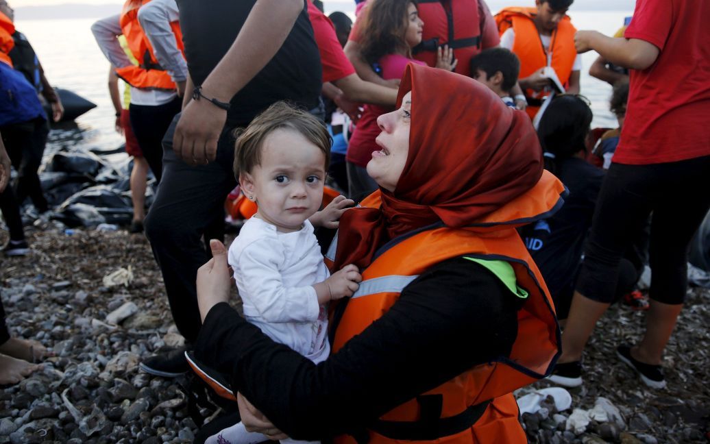 Беженцы пытались добраться из Турции в Грецию на надувной лодке / © Reuters