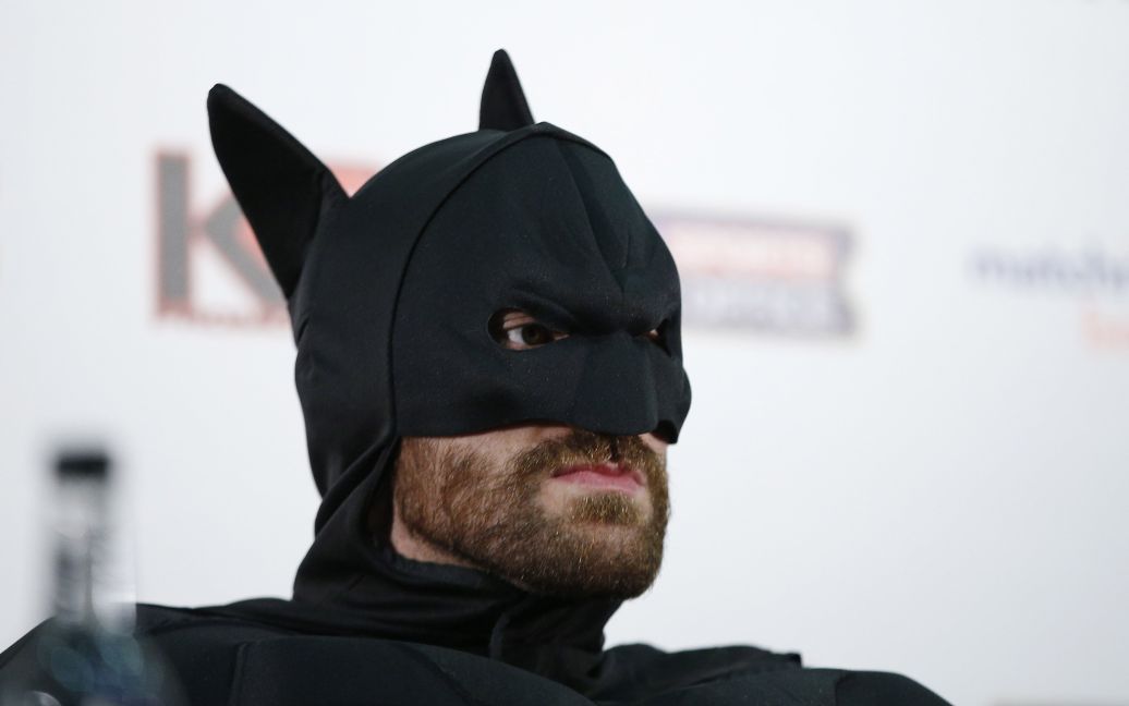 Ф&#039;юрі вдягся Бетменом на прес-конференції в Лондоні. / © Reuters