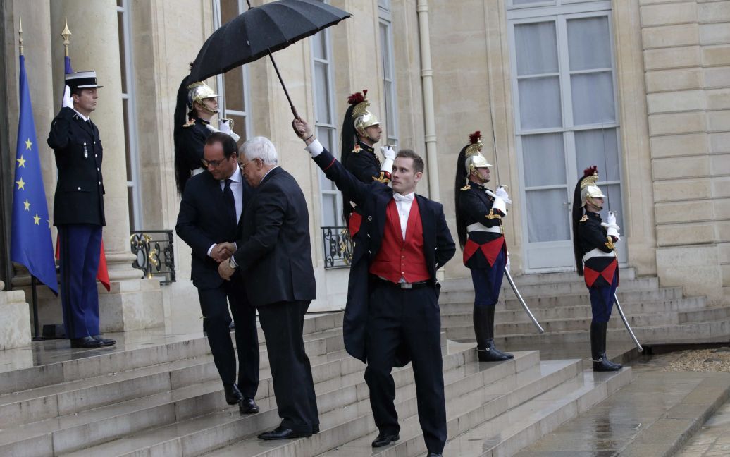 Президент Франции Франсуа Олланд приветствует палестинского президента Махмуда Аббаса в Елисейском дворце в Париже. / © Reuters