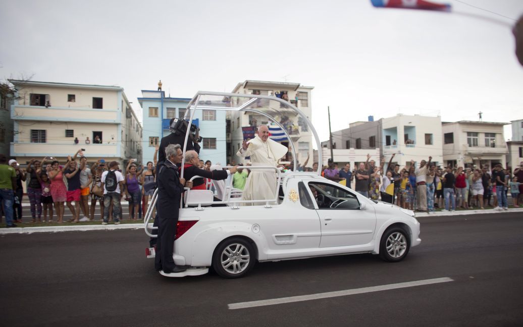 Франциск проехался на "папамобиле" по Гаване. / © Reuters