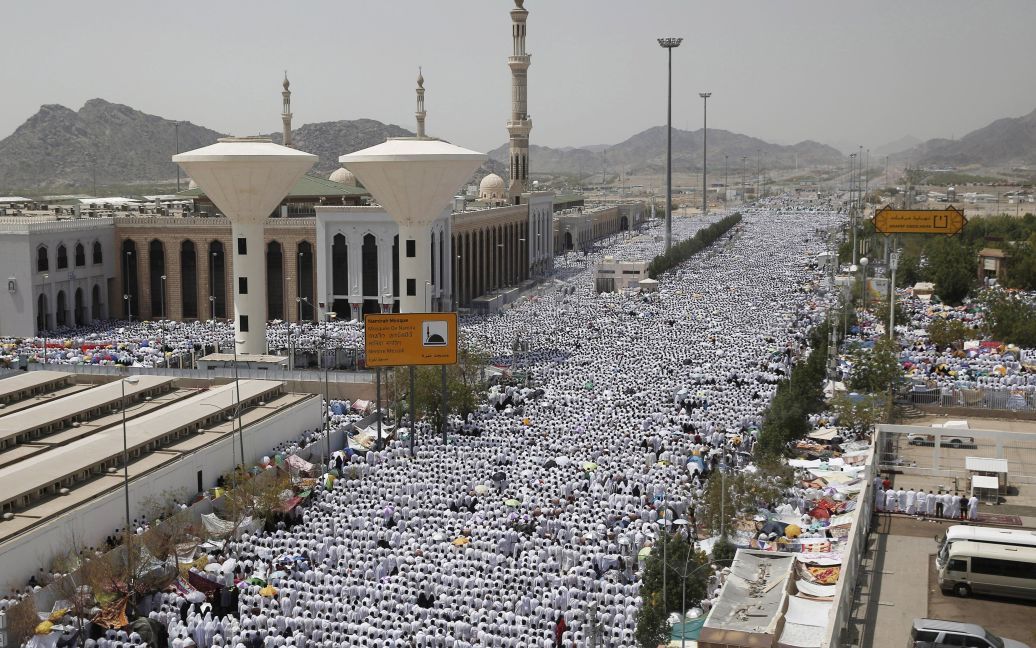 Мусульманские паломники молятся во время ежегодного паломничества Хадж вне священного города Мекка. / © Reuters