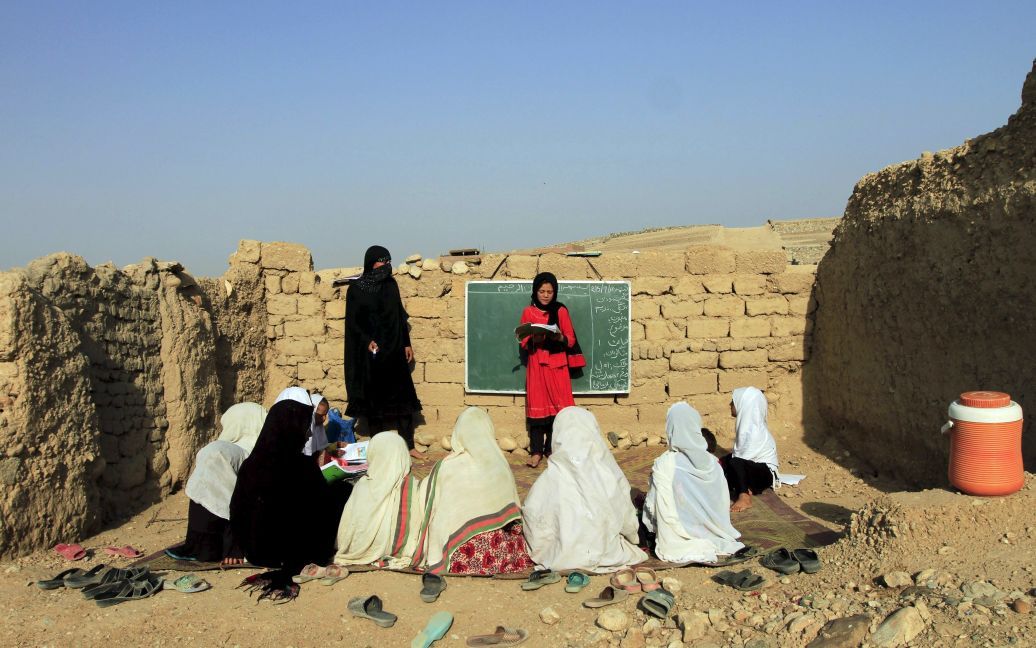 Афганские девушки учатся на улице за пределами города Джалалабад. / © Reuters