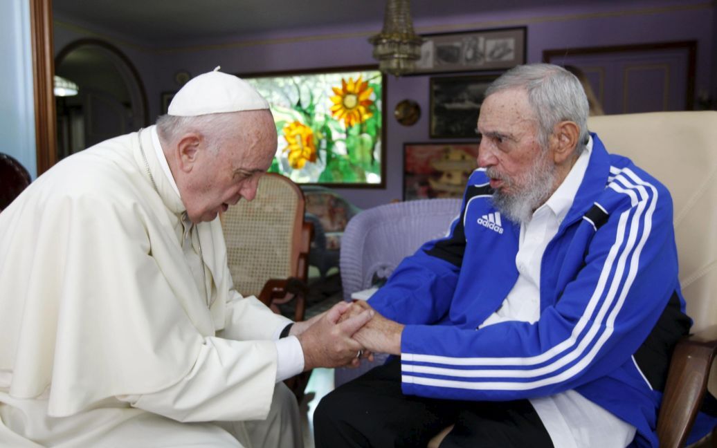 Папа Римский Франциск держит за руки бывшего лидера Кубы Фиделя Кастро. Понтифик впервые посетил Кубу, после которой он полетит в США. / © Reuters