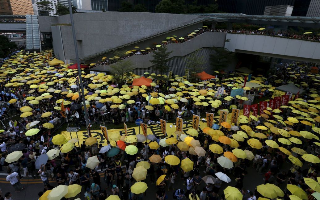 Более тысячи про-демократических митингующих собрались за пределами штаб-квартиры правительства в Гонконге. 28 сентября демонстранты отметили первую годовщину "Революции зонтиков", во время которой они требовали всеобщего избирательного права в Гонконге. / © Reuters