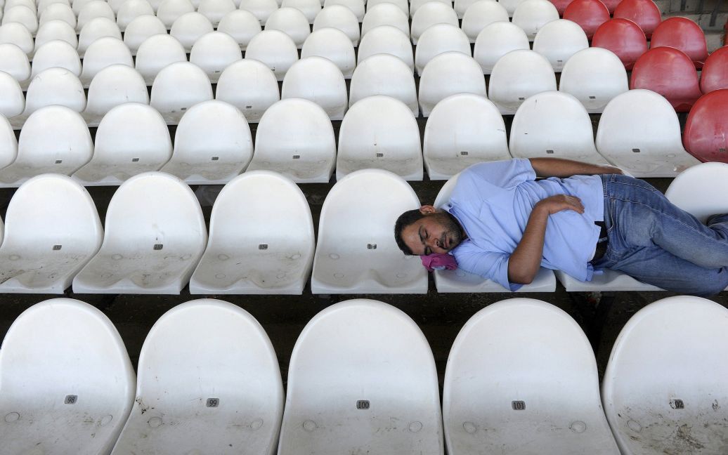 Мигрант спит на стадионе в городе Эдирне в Турции, которая является одной из транзитных стран для сирийских беженцев по дороге в Западную Европу. / © Reuters