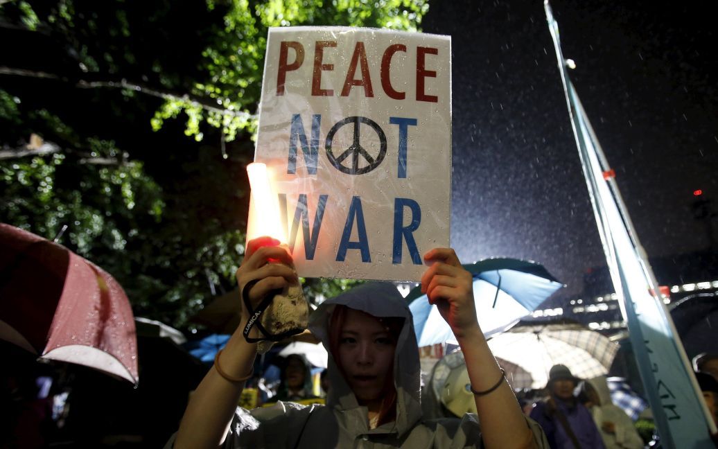 Тысячи японцев протестовали против нового закона. / © Reuters