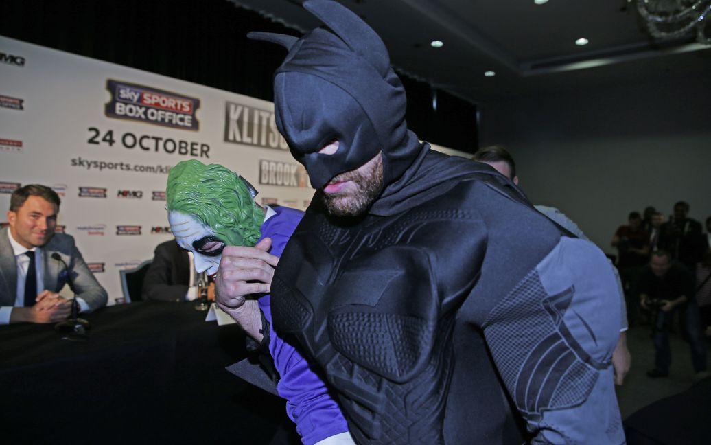 Фьюри оделся Бэтменом на пресс-конференции в Лондоне. / © Reuters