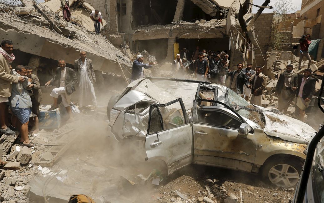 Поврежденный автомобиль в результате авиаудара по столице Йемена со стороны воздушных сил Саудовской Аравии. Более 4500 жителей Йемена были убиты с тех пор, как коалиция арабских стран во главе с Аравией начали военные операции против повстанцев-хуситов. / © Reuters