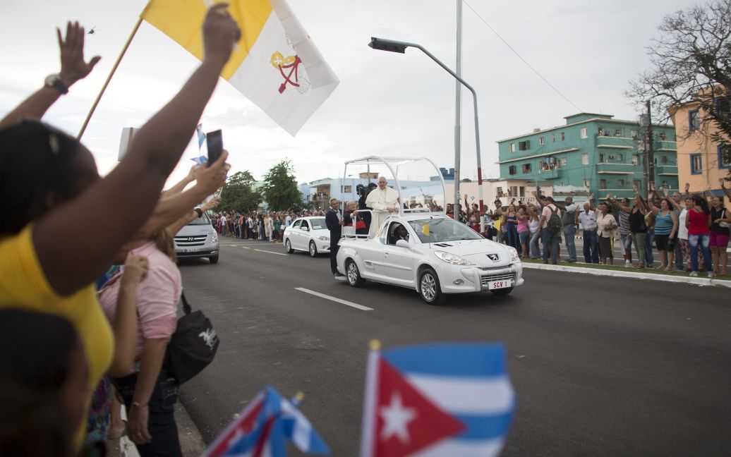 Франциск проехался на "папамобиле" по Гаване. / © Reuters