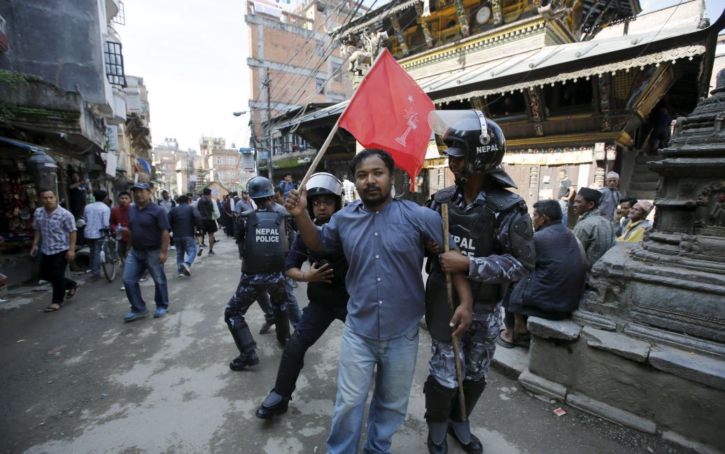На юге Непала продолжаются протесты против конституции, которые унесли жизни 40 людей. / © Reuters