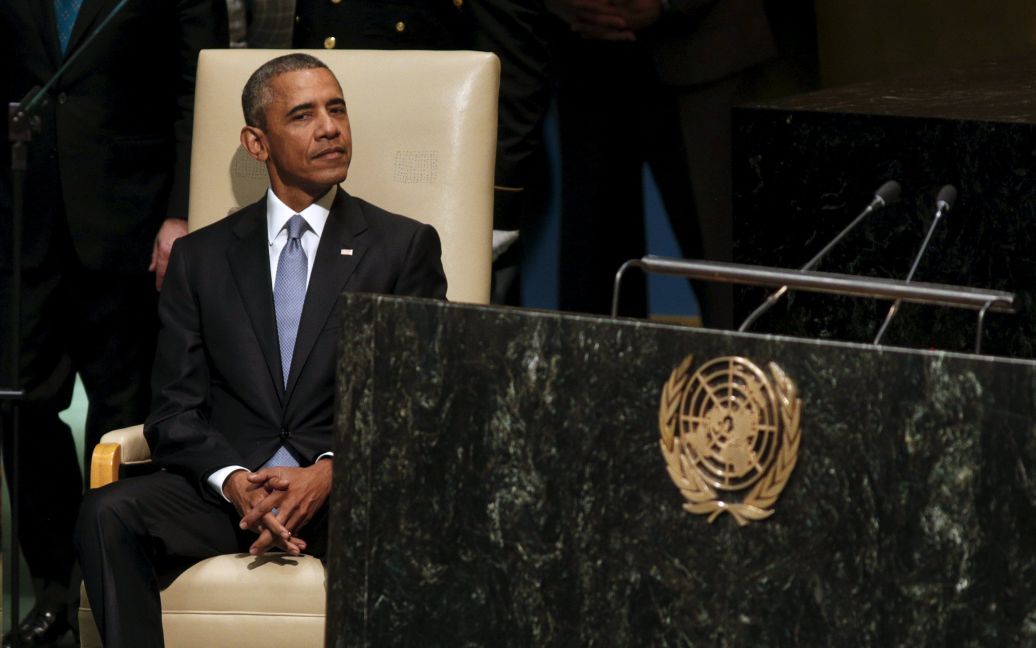 Президент США Барак Обама сидит, ожидая выступления на Генеральной Ассамблее Организации Объединенных Наций в Нью-Йорке. Обама напомнил миру об аннексии Крыма и конфликте на Донбассе, а также рассказал о своем видении решения сирийского кризиса. / © Reuters
