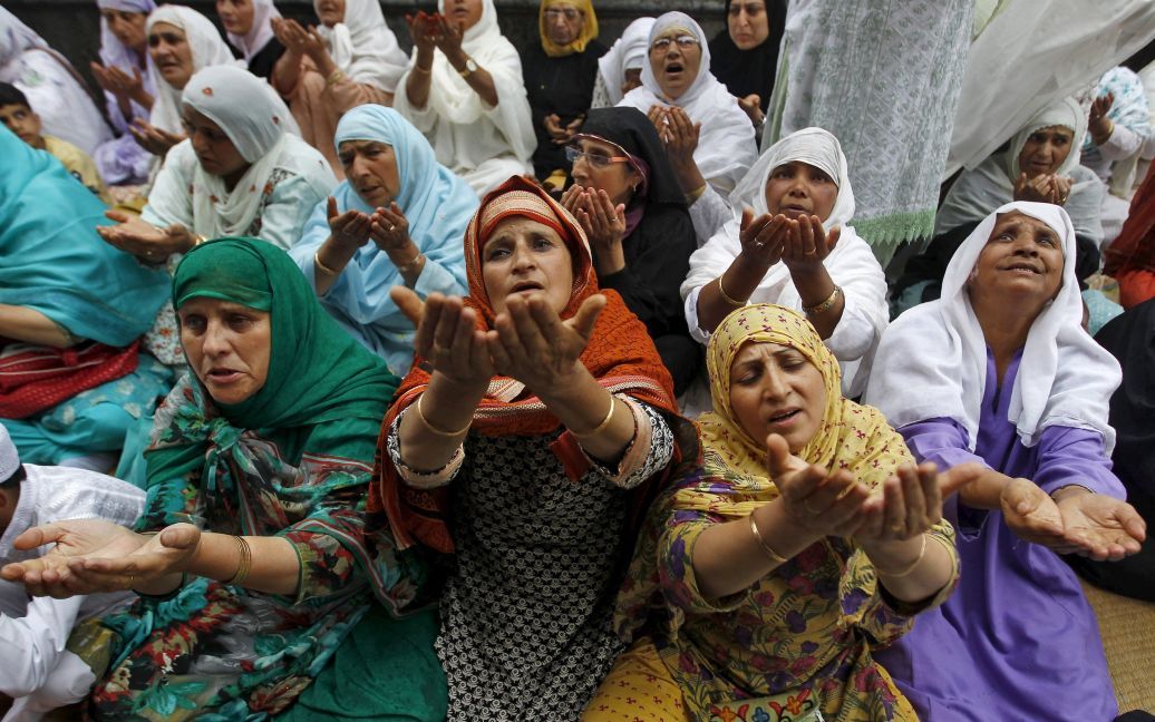 Мусульманские женщины Кашмира поднимают руки во время молитвы в храме суфия Мир Сайида Али Хамадони. Тысячи кашмирских суфиев посетили храм на день рождения Хамадони, который в 14-м веке пришел в Кашмир из Ирана, чтобы распространить ислам в регионе. / © Reuters