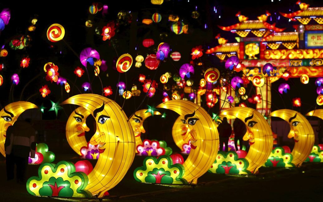 Люди посещают фестиваль света Данденонг в Мельбурне, Австралия. На этом фестивале посетители могут увидеть сотни красивых и уникальных световых инсталляций на тему китайской культуры. / © Reuters