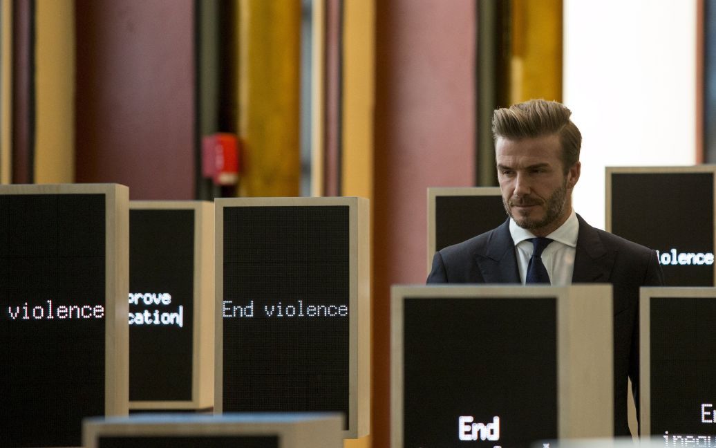 Посол доброй воли ЮНИСЕФ Дэвид Бекхэм ходит среди экранов на открытии цифровой инсталляции под названием "Ассамблея молодежи" в штаб-квартире Организации Объединенных Наций в Нью-Йорке. / © Reuters