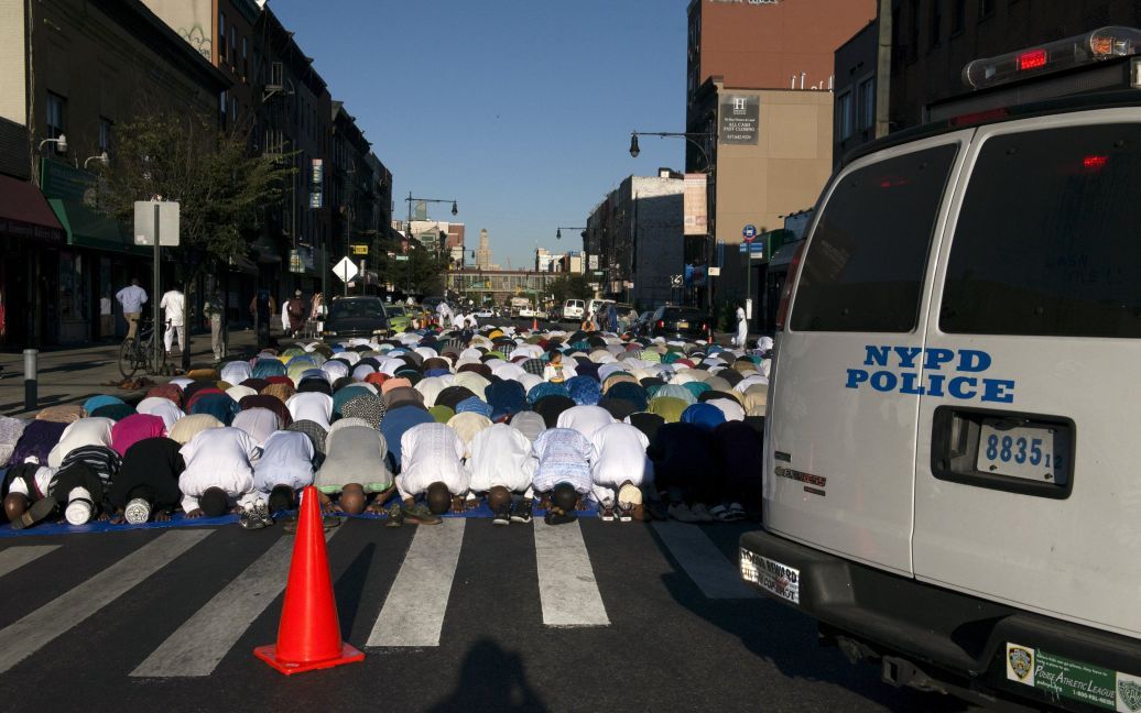 Мусульмане молятся на улице Нью-Йорка во время праздника жертвоприношения Курбан-Байрам. / © Reuters