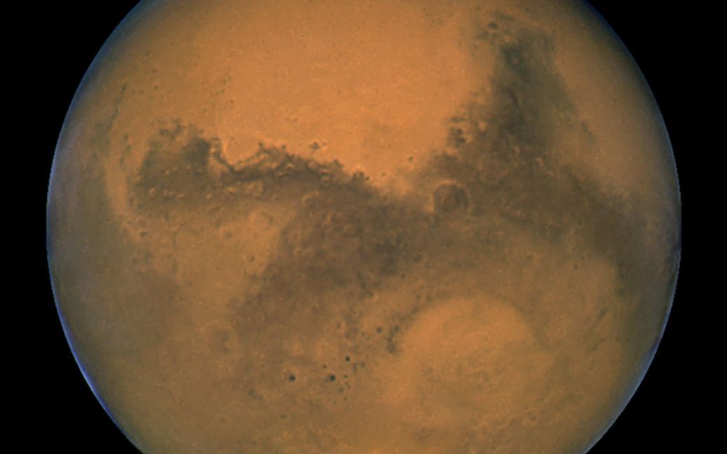 Темные полосы на склонах Марса свидетельствуют о наличии воды. / © Reuters