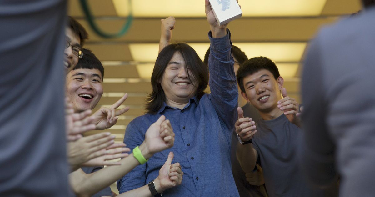 В мире стартовали продажи iPhone 6S и 6S Plus. / © Reuters
