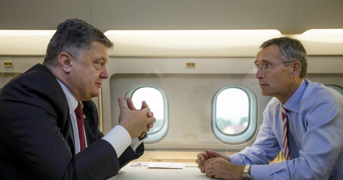 Президент Украины Петр Порошенко говорит с генеральным секретарем НАТО Йенсом Столтенбергом. Новоизбранный глава Альянса в понедельник, 21 сентября, впервые посетил Украину. / © Reuters