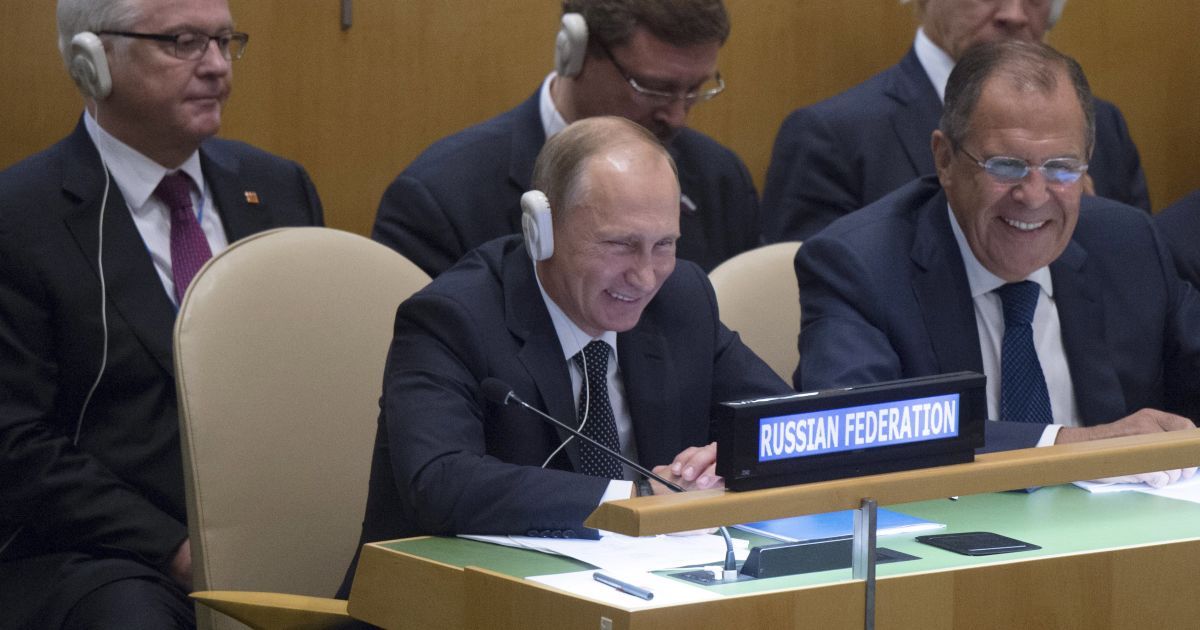 Российская делегация в ООН во главе с Владимиром Путиным на сессии Генеральной Ассамблеи Организации Объединенных Наций. Российский президент во время своего выступления в основном говорил о Сирии и о том, что нужно сохранить режим Башара Асада. Ситуацию в Украине он в очередной раз назвал "госпереворотом, который был навязан извне". / © Reuters