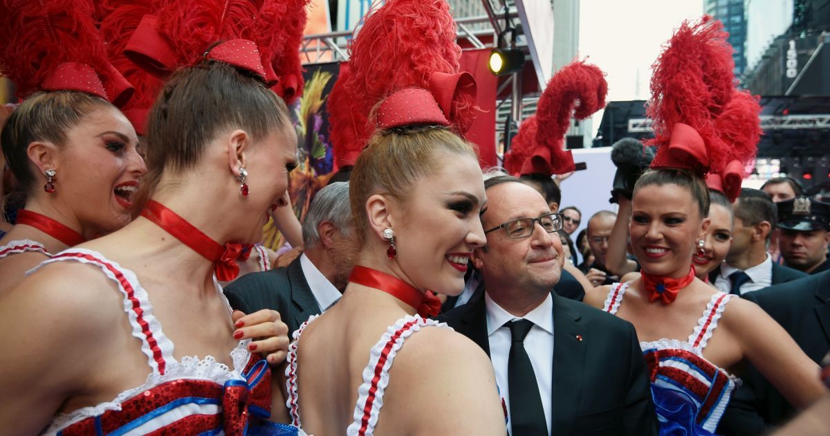 Президент Франции Франсуа Олланд позирует для фото с актрисами мюзикла "Мулен Руж" во время визита ярмарки французского ноу-хау на Бродвее в рамках 70-й Генеральной Ассамблеи Организации Объединенных Наций в Нью-Йорке. Во время выступления на Генассамблее Олланд призвал членов Совбеза ООН ограничить право вето. / © Reuters