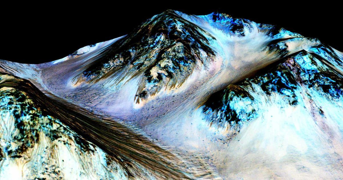 Темные образования шириной в пять и длиной около ста метров на Марсе. Ученые NASA пришли к выводу, что эти потоки, которые периодически образуются на "красной планете", могут быть образованы водой. / © Reuters