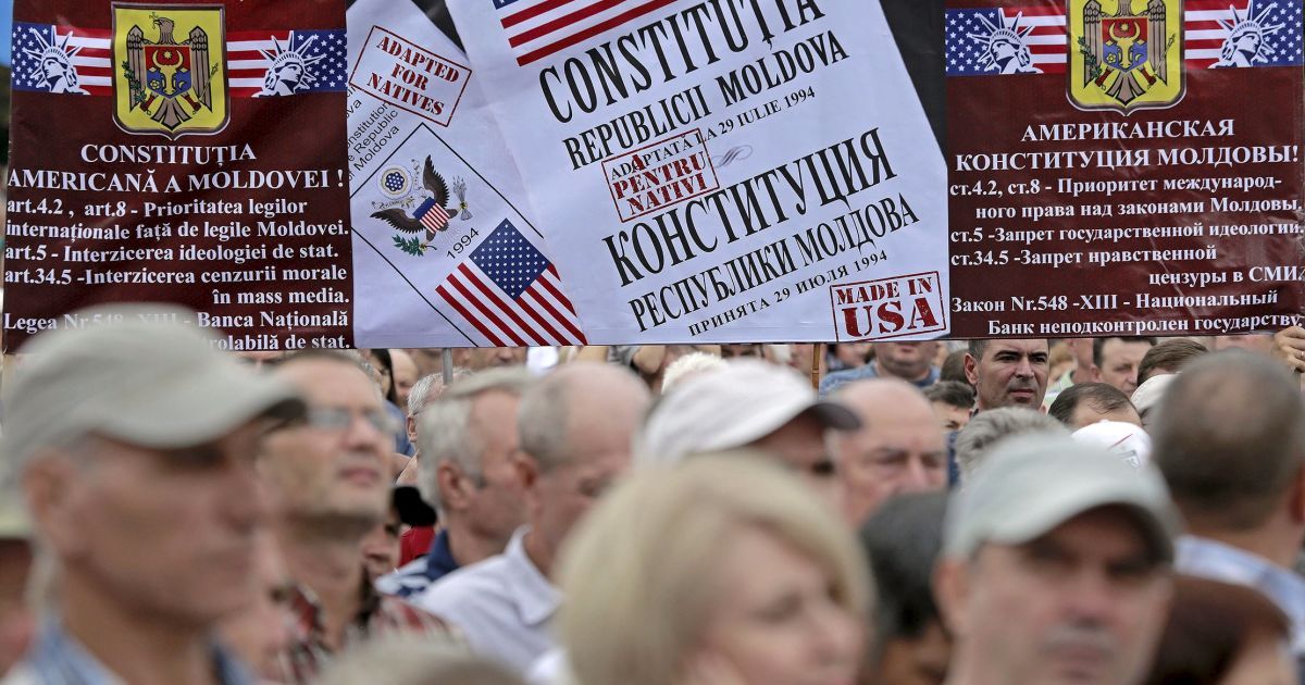 Митингующие перекрыли центральный проспект столицы