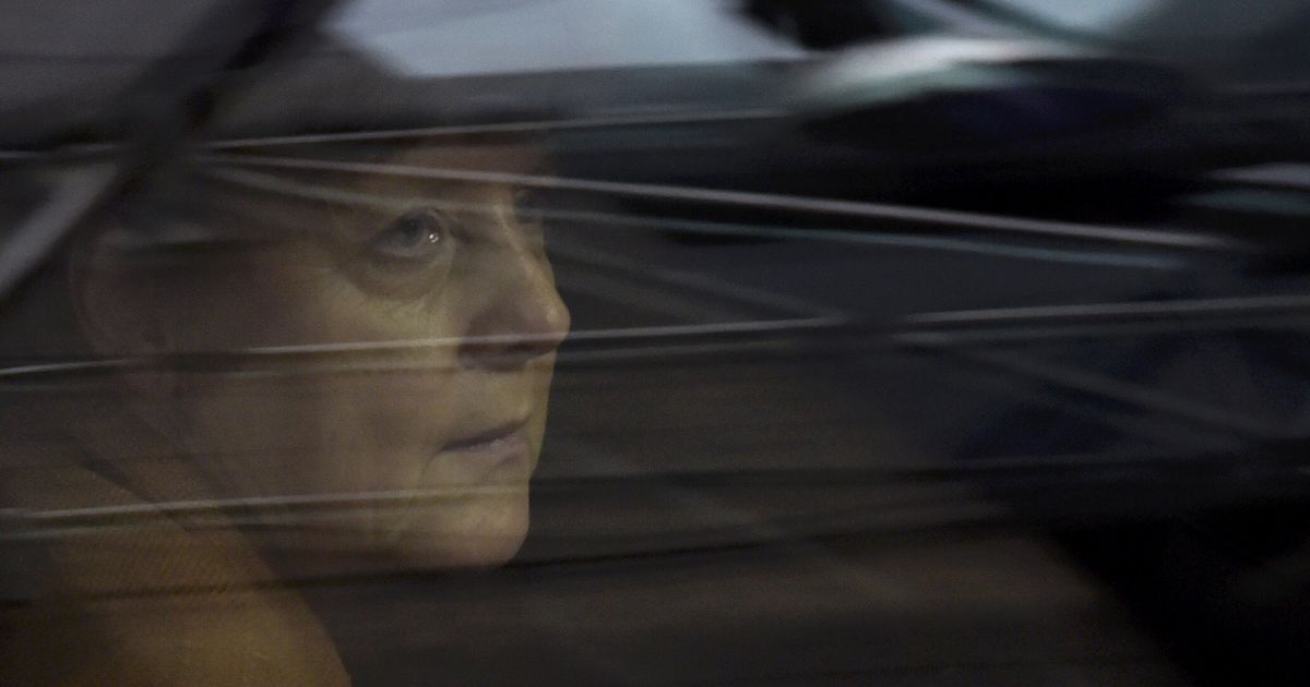Канцлер Германии Ангела Меркель прибывает на внеочередной саммит лидеров Европейского союза. Лидеры стран ЕС встретились в Брюсселе для решения проблемы с сотнями тысяч мигрантов с Ближнего Востока, Африки и Азии, прибывающих в Европу. / © Reuters
