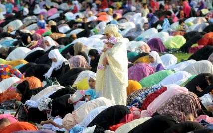 В главной мечети Киева собрались около трех тысяч мусульман