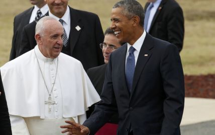 Обама подарил Папе скульптуру голубки и ключ от дома святой