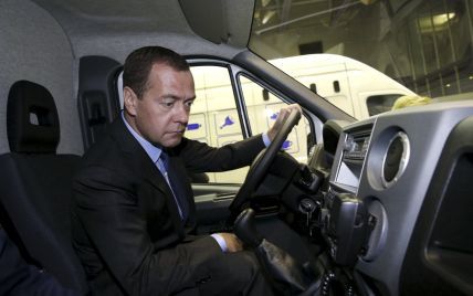 Медведев поручил продумать санкции против украинских авиакомпаний