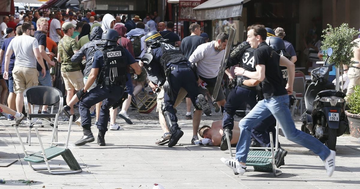 Драка перед матчем Евро-2016 Англия — Россия