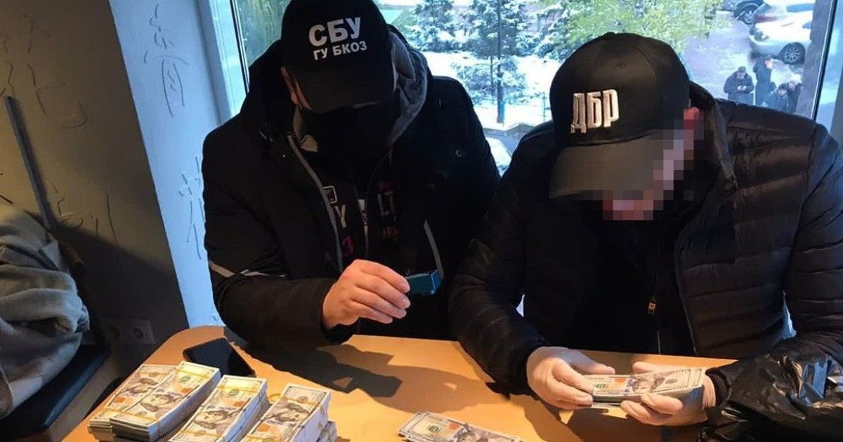 СБУ затримала двох киян, які обіцяли за півмільйона доларів вирішити бізнес-питання через нібито зв’язки у керівництві Офісу генпрокурора / © СБУ