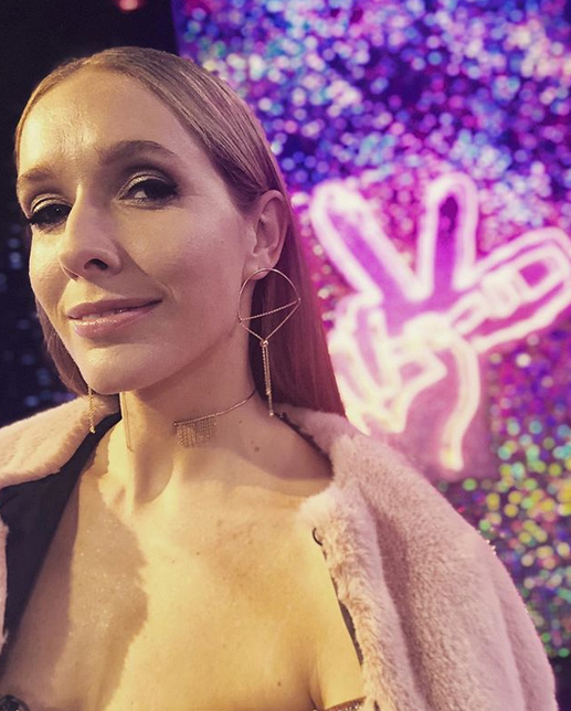 Жас әйелмен үйдегі секс