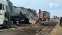 Поврежденные машины в результате российских ударов по трассе в Одесской области