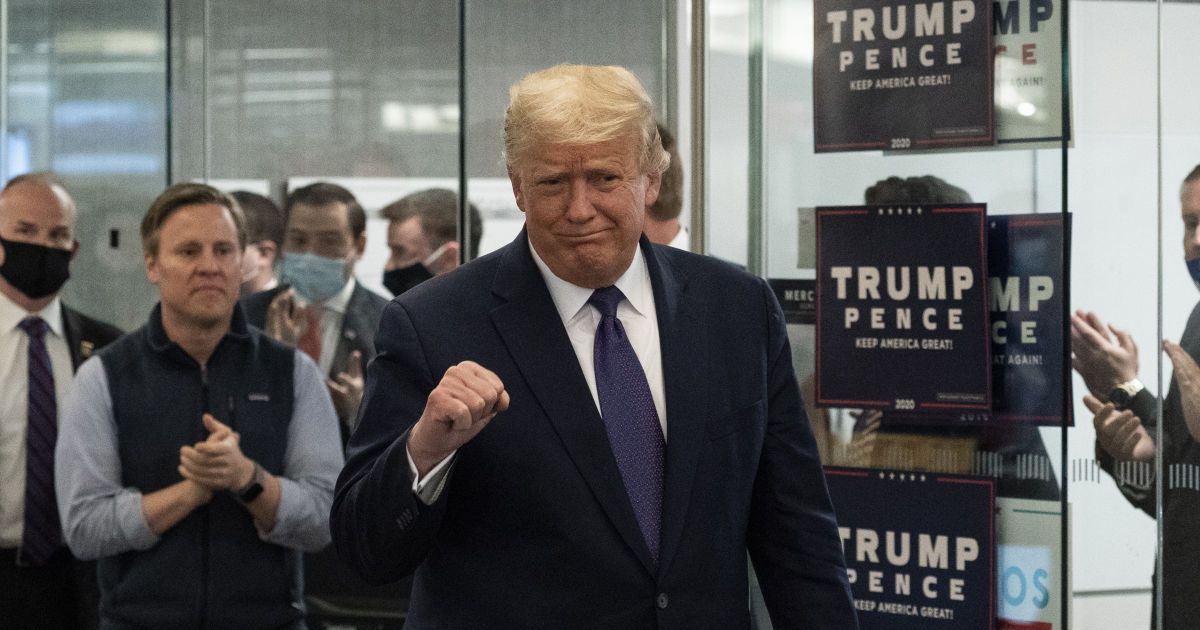 Трамп и высокопоставленные американские чиновники вскоре получат прививки от коронавируса - СМИ