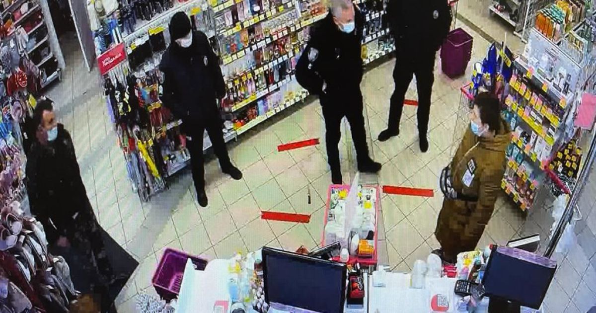 У Жмеринці озброєна ножем жінка намагалася пограбувати касу магазину: фото
