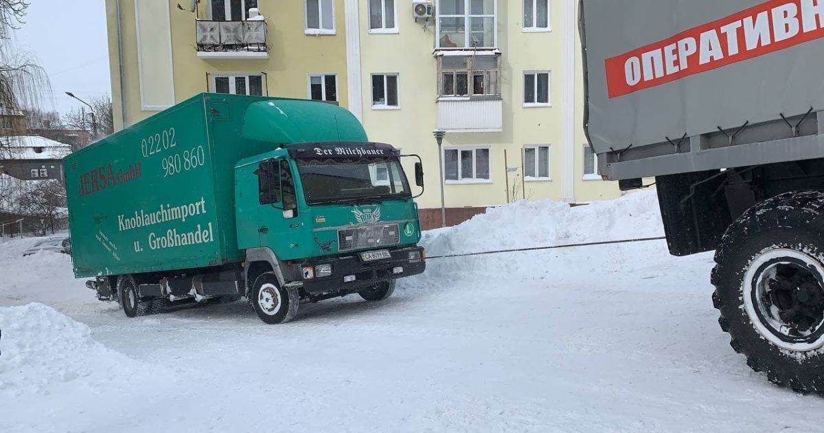 У Рівному автомобіль рок-гурту "БЕZ ОБМЕЖЕНЬ" застряг у сніговому заметі: довелося викликати рятувальників
