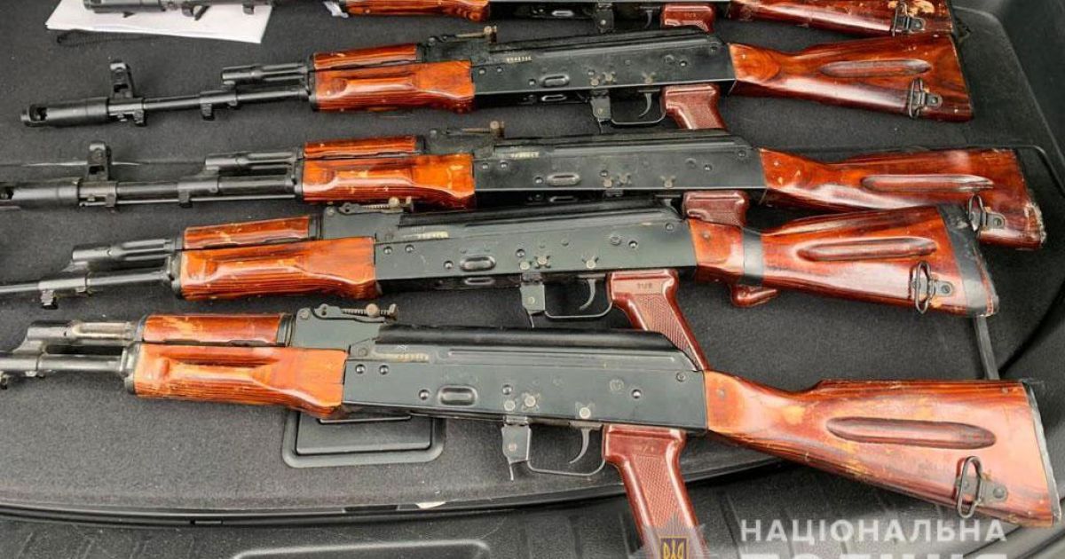 Повна машина зброї: у Дніпрі на проспекті затримали чоловіка (фото)