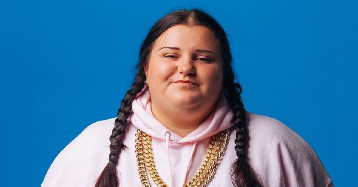 Пышнотелая alyona alyona в купальнике разлеглась на полу