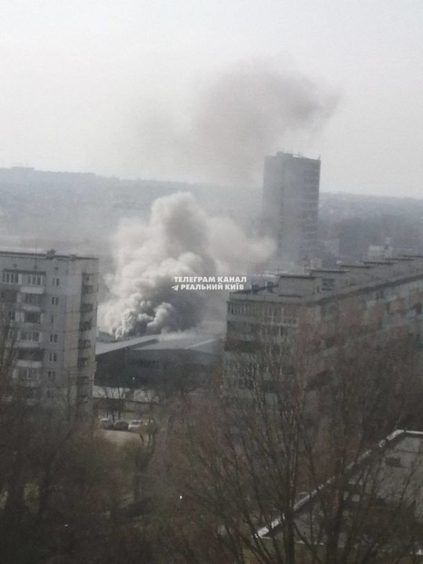 Полум’я та чорний дим в небі помітили на столичній Борщагівці / Фото: із соцмереж