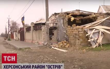 Херсонский Остров под ударом российских "Градов": в многоэтажках дыры, а на земле кровь погибших