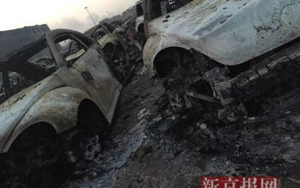 Огонь уничтожил около тысячи новых машин Renault. / © twitter.com/shanghaiist