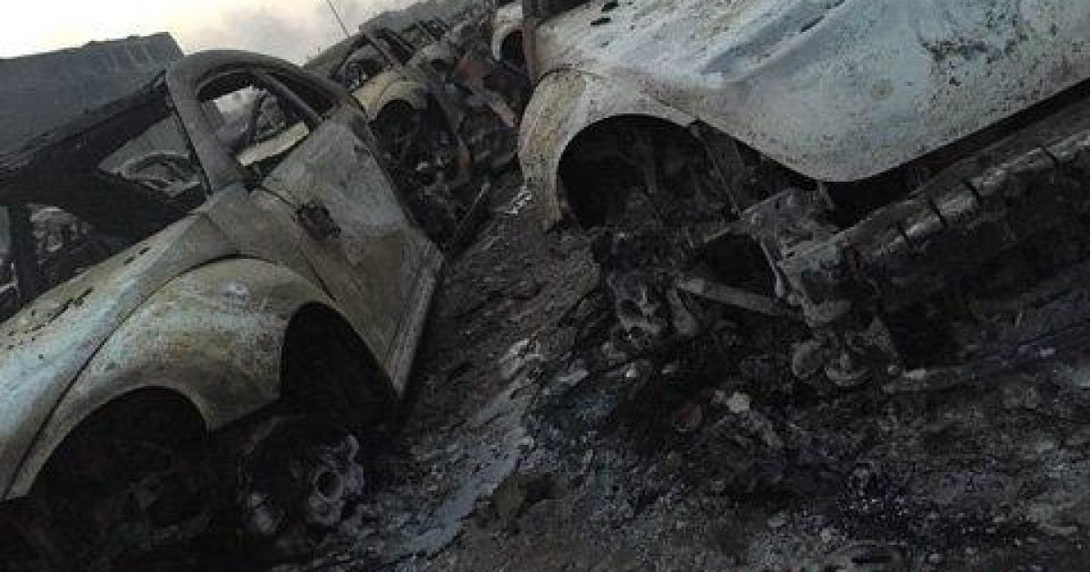 Огонь уничтожил около тысячи новых машин Renault. / © twitter.com/shanghaiist