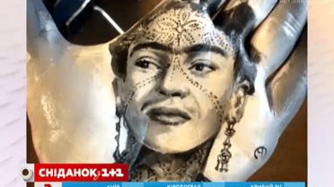 Художник рисует удивительные картины на руке