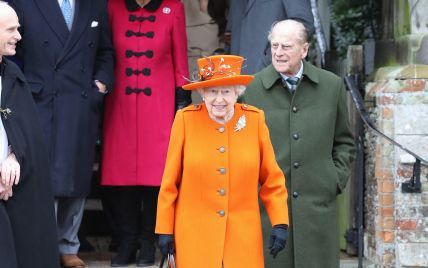В "морковном" пальто и с бриллиантовой брошью: королева Елизавета II на рождественской службе 
