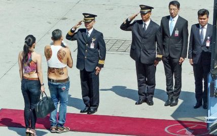 В топике, с пуделем и в татуировках: принц Таиланда шокировал внешним видом пользователей Сети