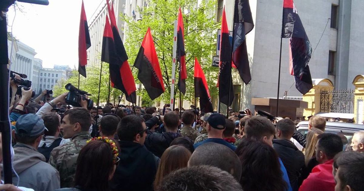 Сотни активистов стоят на Банковой