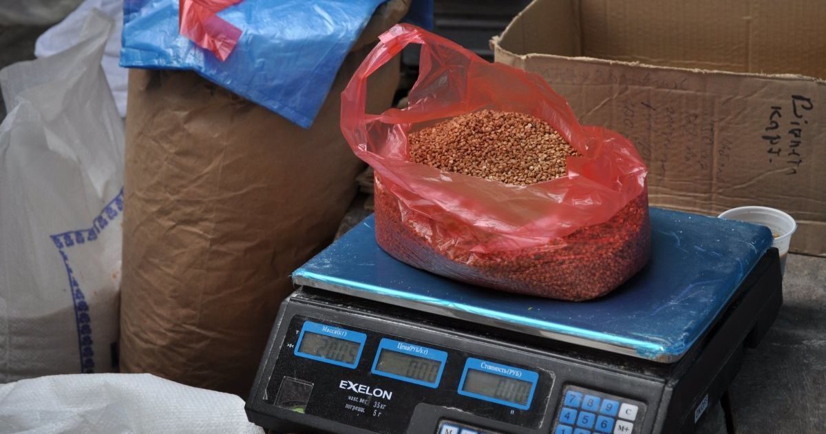 В українських супермаркетах подешевшали гречка та сезонні овочі